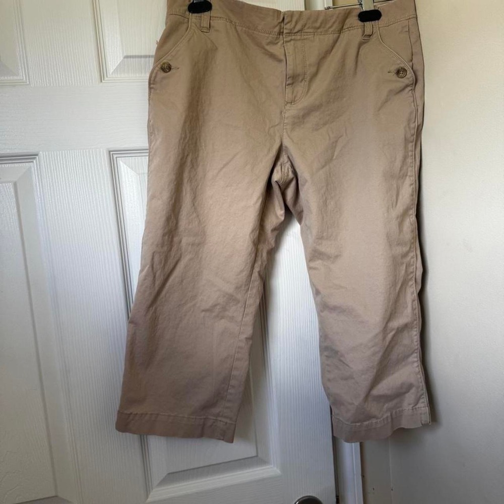 Old Navy tan capri pants in a size 10. Cotton & spandex blend.